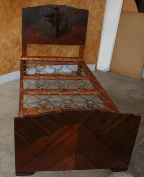 A GORGEOUS ART DECO SINGLE BED WITH HEADBOARD - MATRES BOARD - FOOT BOARD