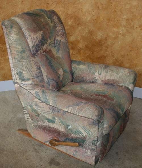 WOW A ORIGINAL LAZY BOY MECHANISM IS IN GOOD WORKING ORDER WILL LOOK AMZING IN A NEW FABRIC!!!