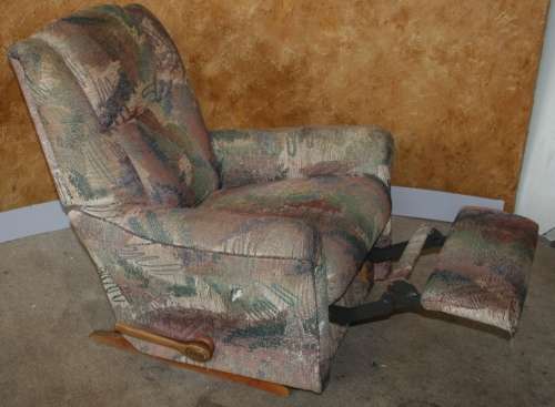 WOW A ORIGINAL LAZY BOY MECHANISM IS IN GOOD WORKING ORDER WILL LOOK AMZING IN A NEW FABRIC!!!