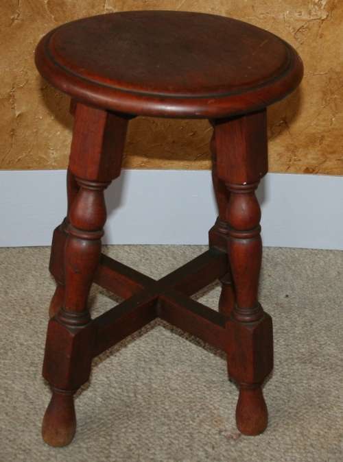 AN EXQUISITE ANTIQUE SIDE TABLE/STOEL - SOLLID WOOD WITH STUNNING TURNED LEGS