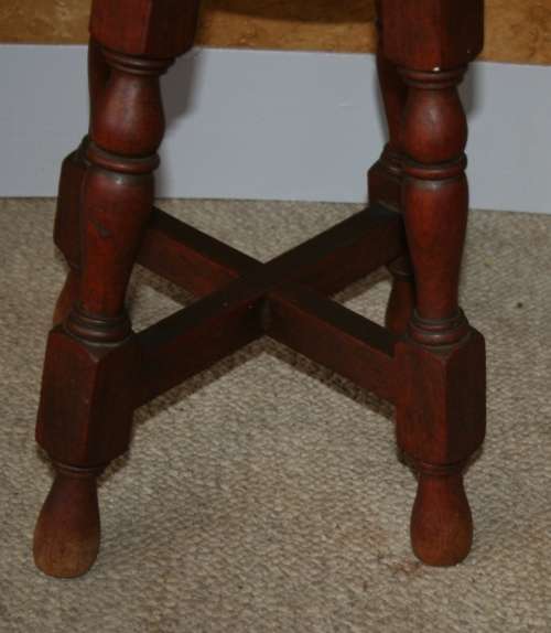 AN EXQUISITE ANTIQUE SIDE TABLE/STOEL - SOLLID WOOD WITH STUNNING TURNED LEGS