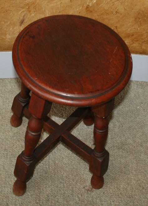 AN EXQUISITE ANTIQUE SIDE TABLE/STOEL - SOLLID WOOD WITH STUNNING TURNED LEGS