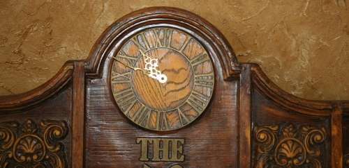 A STUNNING - HARD CASTED RESIN  BAR WALL CLOCK - WILL LOOK AMAZING IN YOUR BAR/PUB