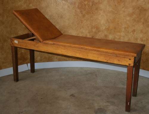 A AMAZING VINTAGE DOCTORS/THERAPY BED WITH A STUNNING WOODEN FRAME - THE BACK LIFTS UP TO LEVELS