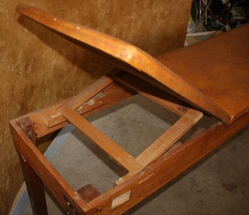 A AMAZING VINTAGE DOCTORS/THERAPY BED WITH A STUNNING WOODEN FRAME - THE BACK LIFTS UP TO LEVELS