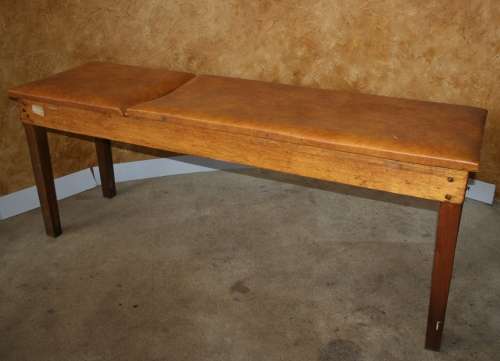 A AMAZING VINTAGE DOCTORS/THERAPY BED WITH A STUNNING WOODEN FRAME - THE BACK LIFTS UP TO LEVELS