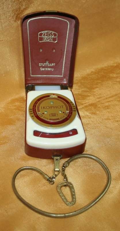 Premium quality mid 1950's Zeiss Ikon Ikophot light meter.