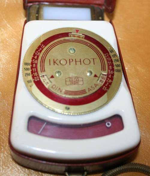 Premium quality mid 1950's Zeiss Ikon Ikophot light meter.