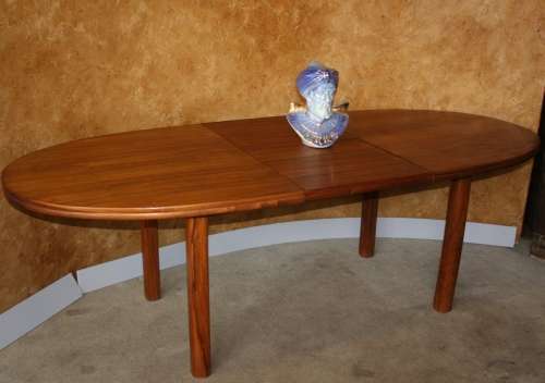 A GORGEOUS 6-8 SEATER DINING-ROOM EXTENDABLE TABLE IN EXCELLENT CONDITION!!!