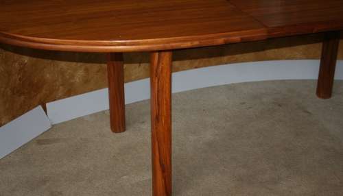 A GORGEOUS 6-8 SEATER DINING-ROOM EXTENDABLE TABLE IN EXCELLENT CONDITION!!!