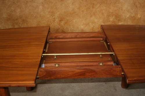 A GORGEOUS 6-8 SEATER DINING-ROOM EXTENDABLE TABLE IN EXCELLENT CONDITION!!!