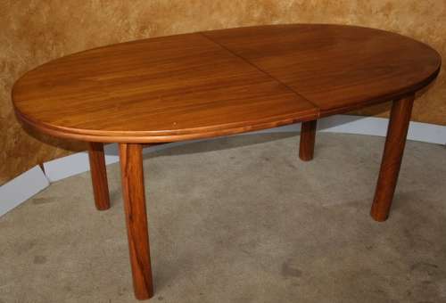 A GORGEOUS 6-8 SEATER DINING-ROOM EXTENDABLE TABLE IN EXCELLENT CONDITION!!!