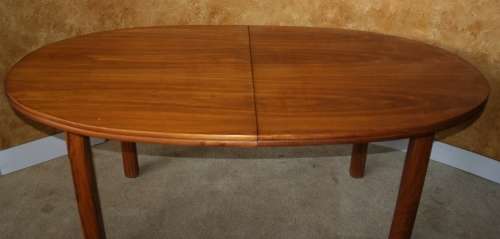A GORGEOUS 6-8 SEATER DINING-ROOM EXTENDABLE TABLE IN EXCELLENT CONDITION!!!