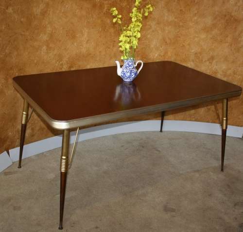 A BEAUTIFUL VINTAGE RETRO KITCHEN TABLE IN GREAT CONDITION