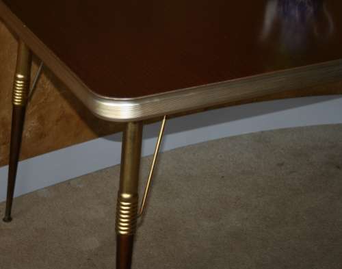 A BEAUTIFUL VINTAGE RETRO KITCHEN TABLE IN GREAT CONDITION
