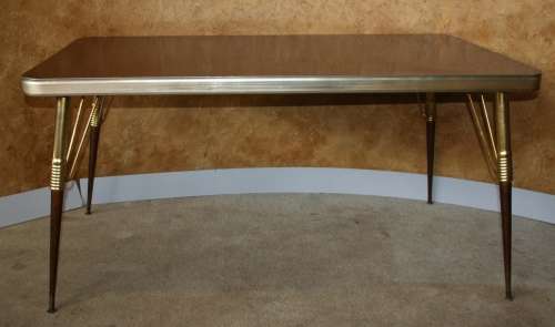 A BEAUTIFUL VINTAGE RETRO KITCHEN TABLE IN GREAT CONDITION