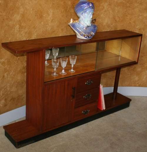 WHAT A AMAZING PIECE - BEAUTIFUL SHAPED VINTAGE SIDEBOARD SHOW CASE IN GOOD CONDITION!!!