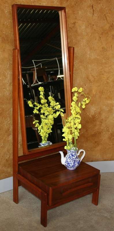 A SPECTACULAR HIGH VINTAGE DRESSING TABLE WITH ONE DRAWER IN FANTASTIC CONDITION