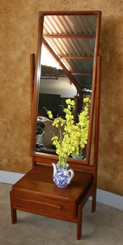 A SPECTACULAR HIGH VINTAGE DRESSING TABLE WITH ONE DRAWER IN FANTASTIC CONDITION