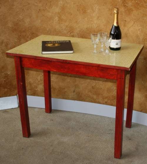 A AMAZING VINTAGE KITCHEN TABLE PERFECT FOR A SMALLER DINING AREA OR PATIO!!!