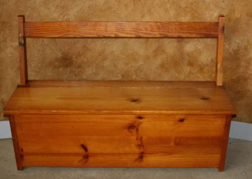 A CUTE SOLLID WOOD BENCH WITH A TRUNK INSIDE A FANTASTIC SPACE SAVER STUNNING!!!