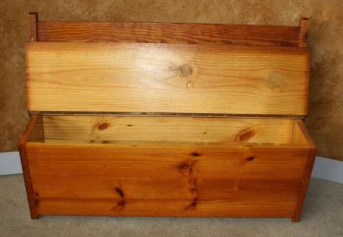 A CUTE SOLLID WOOD BENCH WITH A TRUNK INSIDE A FANTASTIC SPACE SAVER STUNNING!!!