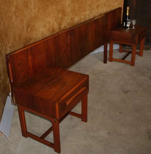 A MAGNIFICENT VINTAGE HEAD BOARD WITH TWO PEDESTALS ATTACHED WITH DRAWERS.