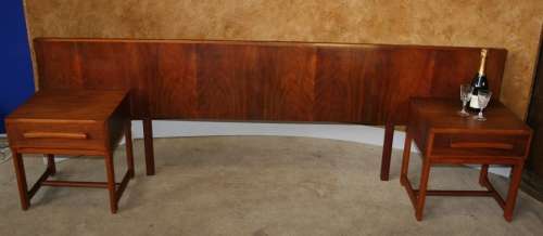 A MAGNIFICENT VINTAGE HEAD BOARD WITH TWO PEDESTALS ATTACHED WITH DRAWERS.