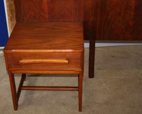 A MAGNIFICENT VINTAGE HEAD BOARD WITH TWO PEDESTALS ATTACHED WITH DRAWERS.