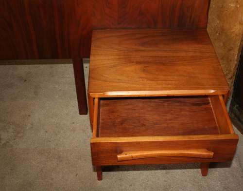 A MAGNIFICENT VINTAGE HEAD BOARD WITH TWO PEDESTALS ATTACHED WITH DRAWERS.