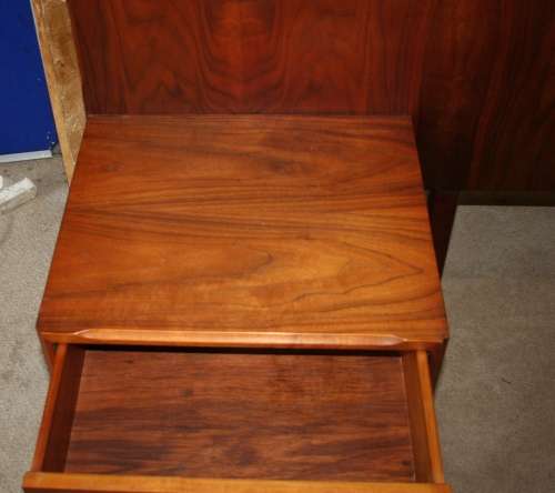 A MAGNIFICENT VINTAGE HEAD BOARD WITH TWO PEDESTALS ATTACHED WITH DRAWERS.
