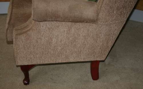 A STYLISH LARGE WING BACK CHAIR RESTING ON STUNNING QUEEN ANN LEGS FANTASTIC FURNITURE!!!!