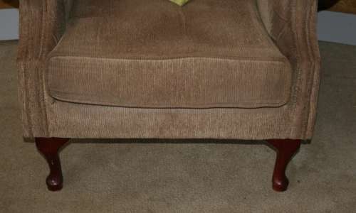 A STYLISH LARGE WING BACK CHAIR RESTING ON STUNNING QUEEN ANN LEGS FANTASTIC FURNITURE!!!!