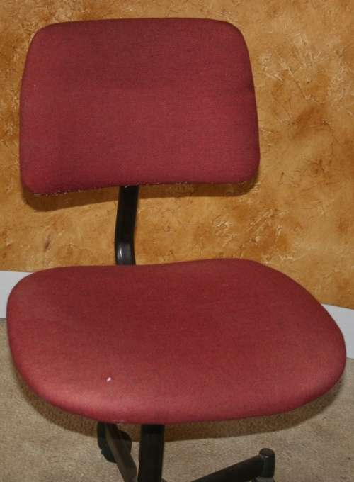 A MAROON TYPERS CHAIRS ON WHEELS LOOK BRAND NEW