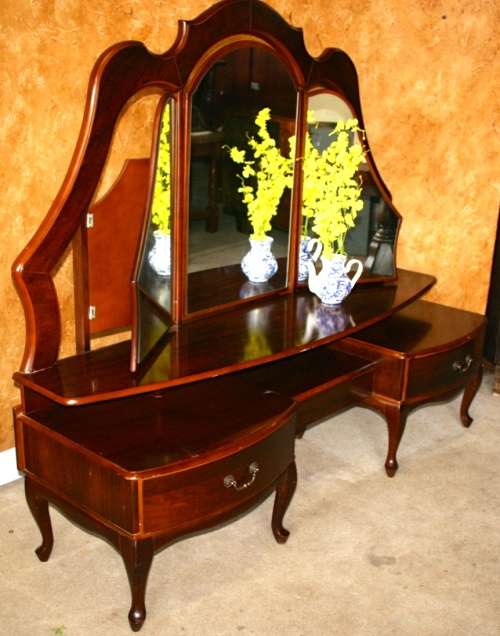 A SPECTACULAR VERY LARGE QUEEN ANN DRESSING TABLE WITH TURN OUT SIDE MIRRORS A BEAUTIFUL PIECE