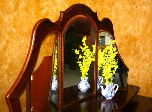 A SPECTACULAR VERY LARGE QUEEN ANN DRESSING TABLE WITH TURN OUT SIDE MIRRORS A BEAUTIFUL PIECE