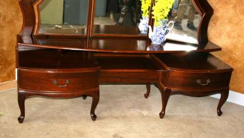 A SPECTACULAR VERY LARGE QUEEN ANN DRESSING TABLE WITH TURN OUT SIDE MIRRORS A BEAUTIFUL PIECE