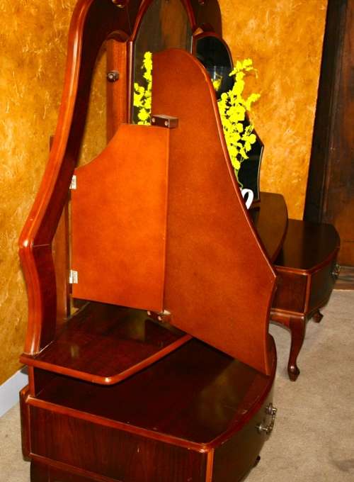 A SPECTACULAR VERY LARGE QUEEN ANN DRESSING TABLE WITH TURN OUT SIDE MIRRORS A BEAUTIFUL PIECE
