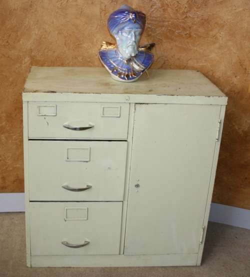 A FANTASTIC VINTAGE STEEL OFFICE CABINET WITH A LITTLE SAVE INSIDE LOVE THE OLD OFFICE FURNITURE!!!