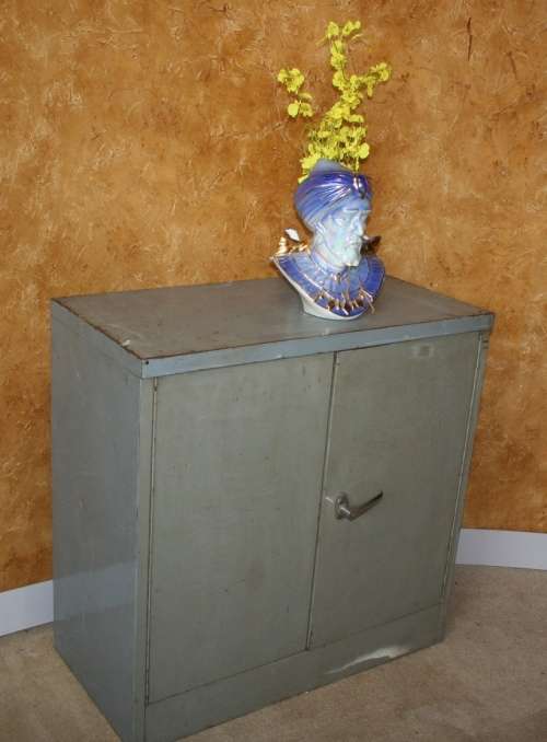 A LOVLEY VINTAGE STEEL OFFICE FYLING CUPBOARD RETRO CHIC!!!
