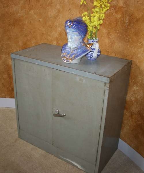 A LOVLEY VINTAGE STEEL OFFICE FYLING CUPBOARD RETRO CHIC!!!
