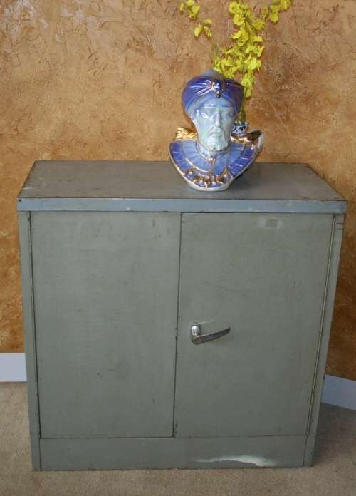 A LOVLEY VINTAGE STEEL OFFICE FYLING CUPBOARD RETRO CHIC!!!