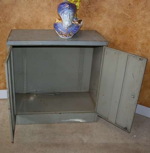 A LOVLEY VINTAGE STEEL OFFICE FYLING CUPBOARD RETRO CHIC!!!