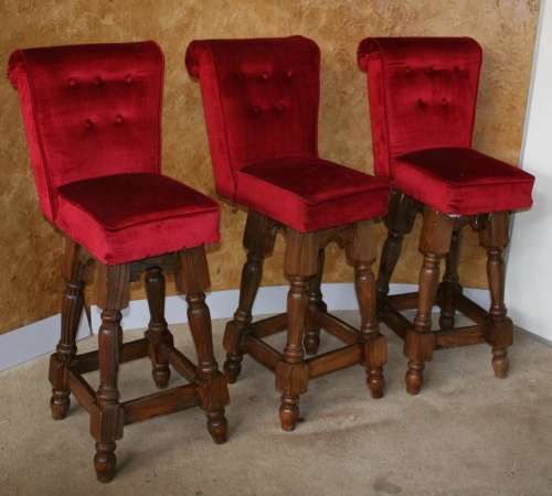 THREE FANTASTIC VIBRANT RED VINTAGE BAR STOELS WITH HIGH BACKS AND STUNNING TURNED LEGS