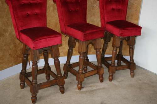 THREE FANTASTIC VIBRANT RED VINTAGE BAR STOELS WITH HIGH BACKS AND STUNNING TURNED LEGS