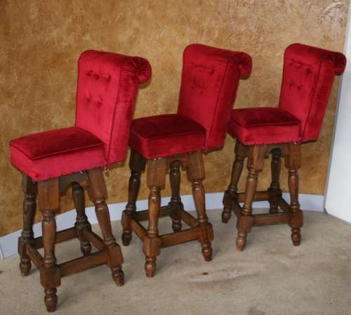 THREE FANTASTIC VIBRANT RED VINTAGE BAR STOELS WITH HIGH BACKS AND STUNNING TURNED LEGS