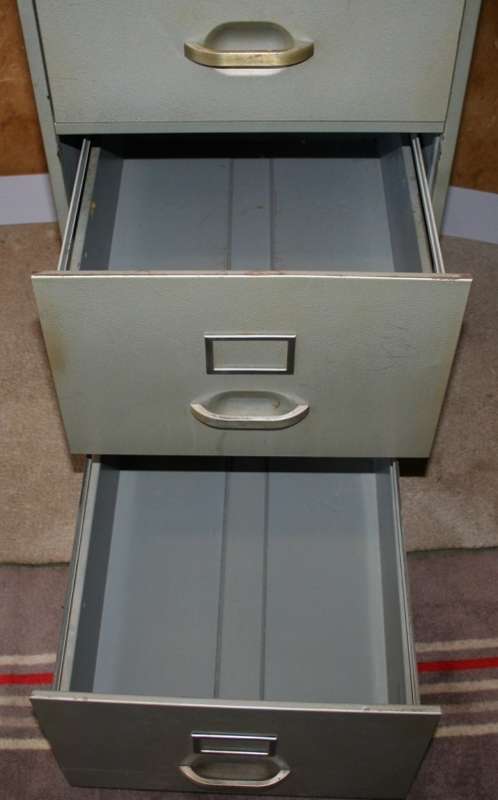 A FANTASTIC VINTAGE FYLING CABINET USE IT FOR YOUR FYLING OR A CHEST OF DRAWES IN A VINTAGE HOUSE -