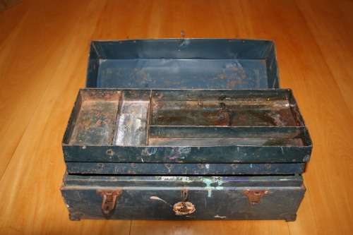 A FANTASTIC VINTAGE TOOL BOX VERY USEABLE!!!