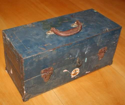 A FANTASTIC VINTAGE TOOL BOX VERY USEABLE!!!