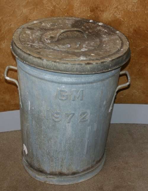 A FANTASTIC VINTAGE 1972 LARGE STEEL DUST BIN PERFECT FOR VINTAGE GARDEN DECOR